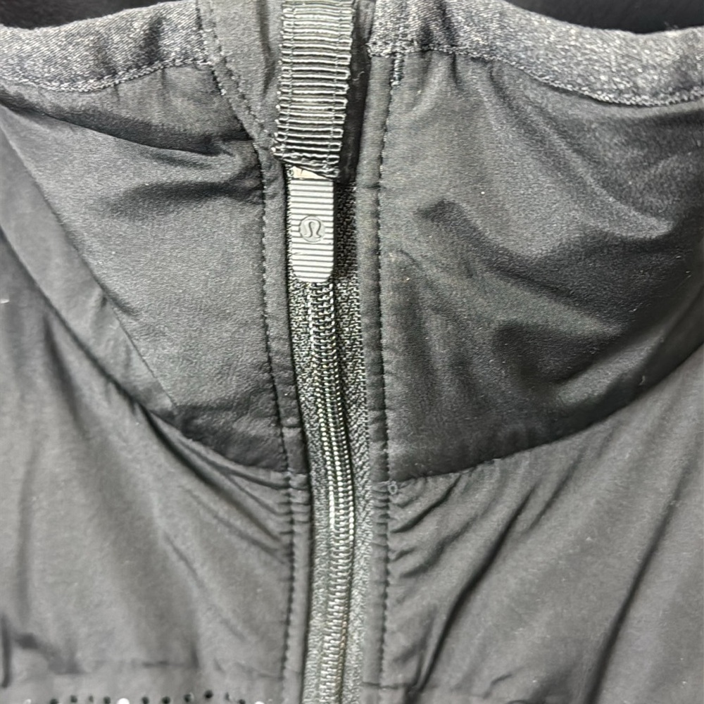 Lululemon down filled Black Sleeveless vest - Picture 2 of 7
